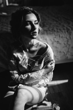 Güzel kadın iç çamaşırı uzun bacaklar seksi poz büyük pencereli, çiçek yatak üzerinde yatak eğilerek gösterilen. Cinsel anılar. Gelin boudoir. Düğün sabah.