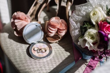 Alyans, lavanta ve bej nedime ayakkabı bir buket