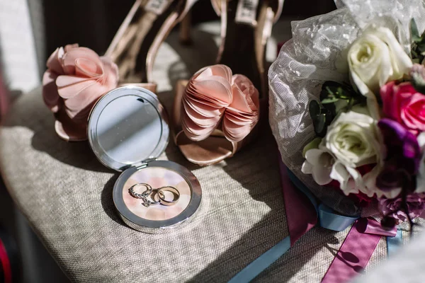 Alyans, lavanta ve bej nedime ayakkabı bir buket