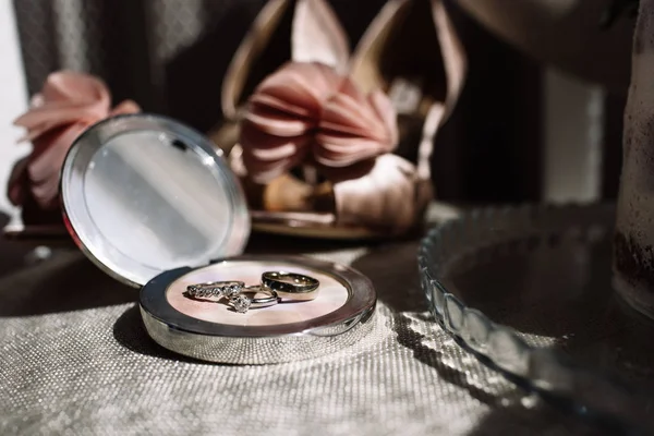 Anillos de boda, un ramo de lavanda y zapatos de dama de honor beige — Foto de Stock