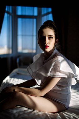 Güzel olağanüstü çarpıcı zarif seksi sarışın model mükemmel erotik beden takım elbise ile