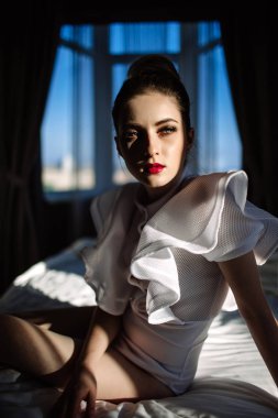 Güzel olağanüstü çarpıcı zarif seksi sarışın model mükemmel erotik beden takım elbise ile