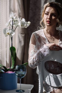 Genç gelin lüks bir boudoir