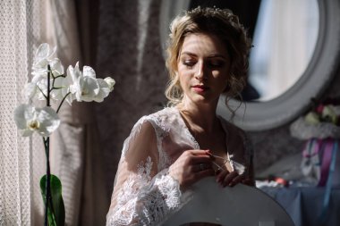 Genç gelin lüks bir boudoir