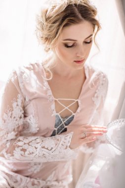 Genç gelin lüks bir boudoir