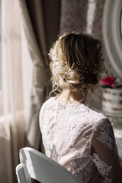 Beyaz arka planda moda düğün saç stili olan güzel gelin.