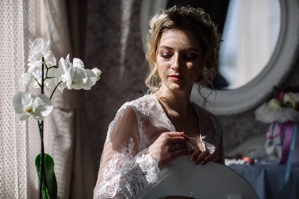 Genç gelin lüks bir boudoir