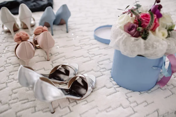 Kadın Ayakkabı rahat ve lüks. Yatakta kadın ayakkabısı. O kadar çok farklı Ayakkabı.