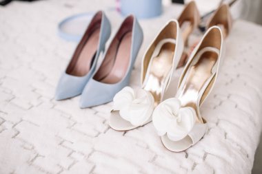 Kadın Ayakkabı rahat ve lüks. Yatakta kadın ayakkabısı. O kadar çok farklı Ayakkabı.