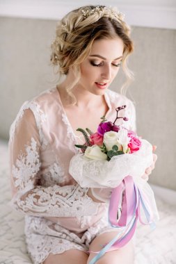 İhale dantelli elbise güzel kızla buket çiçek peonies elinde Çiçek çiçekçi dükkanı planda karşı ayakta. Neşeli Asyalı kadın çiçekçi. Aşağı bakıyor ve gülümsüyor utangaç model.