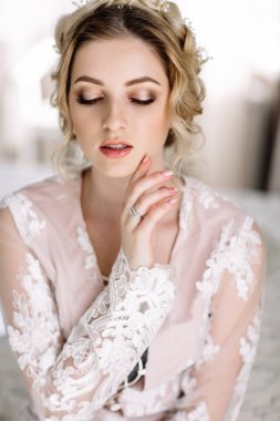 sabah yatak odası penceresine Bornozlu gelin