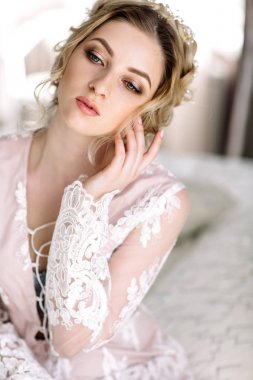 sabah yatak odası penceresine Bornozlu gelin