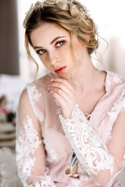 sabah yatak odası penceresine Bornozlu gelin