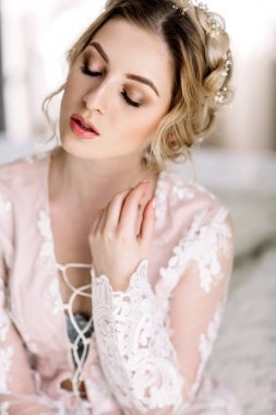 sabah yatak odası penceresine Bornozlu gelin