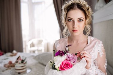 İhale dantelli elbise güzel kızla buket çiçek peonies elinde Çiçek çiçekçi dükkanı planda karşı ayakta. Neşeli Asyalı kadın çiçekçi. Aşağı bakıyor ve gülümsüyor utangaç model.