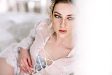 sabah yatak odası penceresine Bornozlu gelin