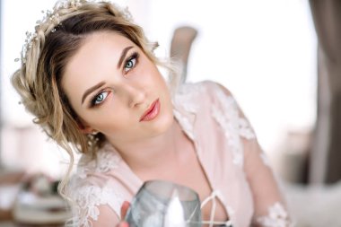 sabah yatak odası penceresine Bornozlu gelin