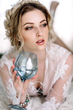 sabah yatak odası penceresine Bornozlu gelin