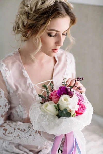 İhale dantelli elbise güzel kızla buket çiçek peonies elinde Çiçek çiçekçi dükkanı planda karşı ayakta. Neşeli Asyalı kadın çiçekçi. Aşağı bakıyor ve gülümsüyor utangaç model.