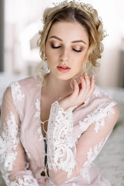 sabah yatak odası penceresine Bornozlu gelin