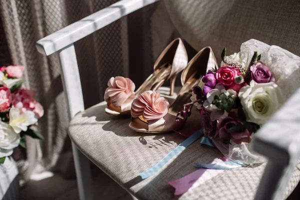 Kadın Ayakkabı rahat ve lüks. Yatakta kadın ayakkabısı. O kadar çok farklı Ayakkabı.