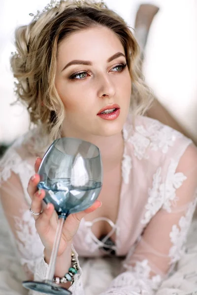 sabah yatak odası penceresine Bornozlu gelin