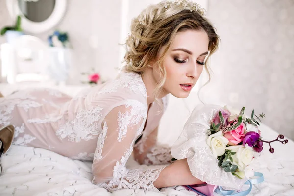 Belle fille en robe de dentelle tendre avec bouquet fleurs pivoines dans les mains debout sur fond floral dans la boutique de fleurs. Joyeuse fleuriste asiatique. Modèle de mode timide regardant en bas et souriant . — Photo