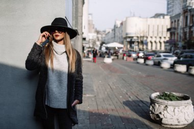 Portre portre genç bir güzel moda kadın güneş gözlüğü takıyor. Şık geniş ekledi şapka modeli
