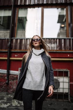 Portre portre genç bir güzel moda kadın güneş gözlüğü takıyor