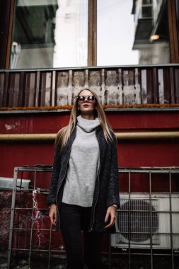 Portre portre genç bir güzel moda kadın güneş gözlüğü takıyor