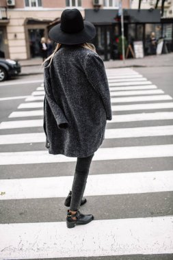 Portre portre genç bir güzel moda kadın güneş gözlüğü takıyor. Bir yaya geçidi şık bir geniş ekledi şapka modeli