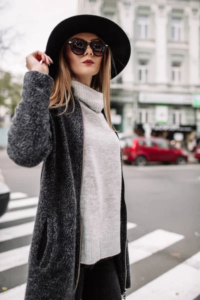 Primo piano ritratto di una giovane bella donna alla moda che indossa occhiali da sole. Un modello in un elegante cappello a tesa larga — Foto Stock