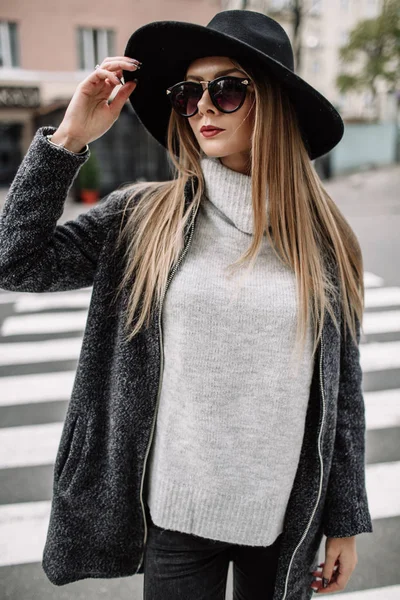 Primo piano ritratto di una giovane bella donna alla moda che indossa occhiali da sole. Un modello in un elegante cappello a tesa larga — Foto Stock