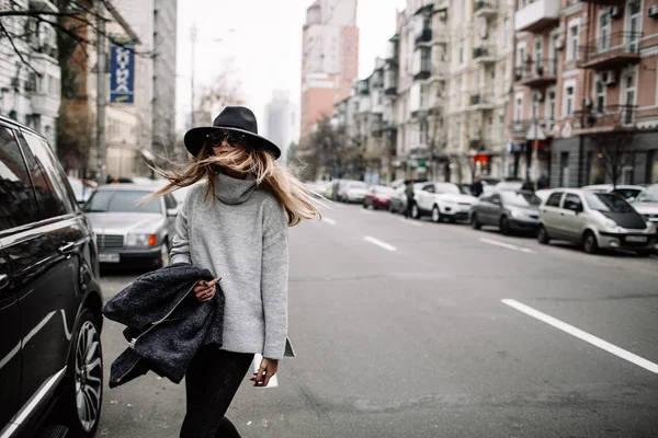 Primo piano ritratto di una giovane bella donna alla moda che indossa occhiali da sole. Un modello in un elegante cappello a tesa larga — Foto Stock