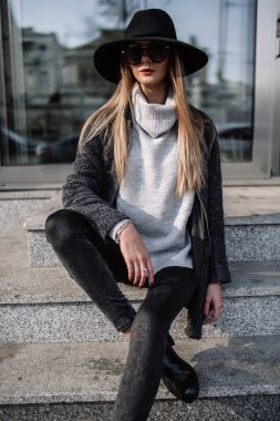 Portre portre genç bir güzel moda kadın güneş gözlüğü takıyor. Şık geniş ekledi şapka modeli