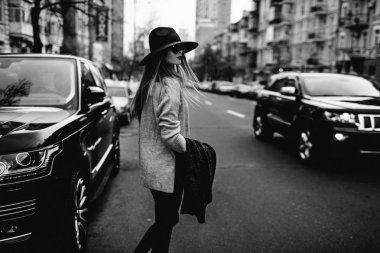 Portre portre genç bir güzel moda kadın güneş gözlüğü takıyor. Şık geniş ekledi şapka modeli
