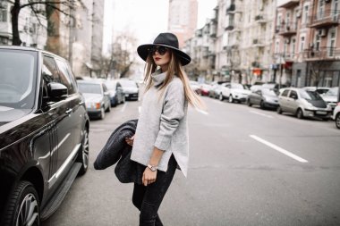 Portre portre genç bir güzel moda kadın güneş gözlüğü takıyor. Şık geniş ekledi şapka modeli