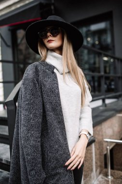 Portre portre genç bir güzel moda kadın güneş gözlüğü takıyor. Şık geniş ekledi şapka modeli
