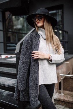 Portre portre genç bir güzel moda kadın güneş gözlüğü takıyor. Şık geniş ekledi şapka modeli