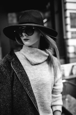 Portre portre genç bir güzel moda kadın güneş gözlüğü takıyor. Şık geniş ekledi şapka modeli