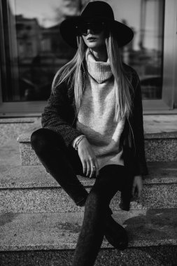 Portre portre genç bir güzel moda kadın güneş gözlüğü takıyor. Şık geniş ekledi şapka modeli