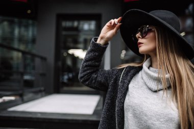 Portre portre genç bir güzel moda kadın güneş gözlüğü takıyor. Şık geniş ekledi şapka modeli