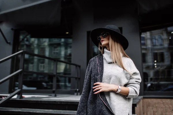 Primo piano ritratto di una giovane bella donna alla moda che indossa occhiali da sole. Un modello in un elegante cappello a tesa larga — Foto Stock