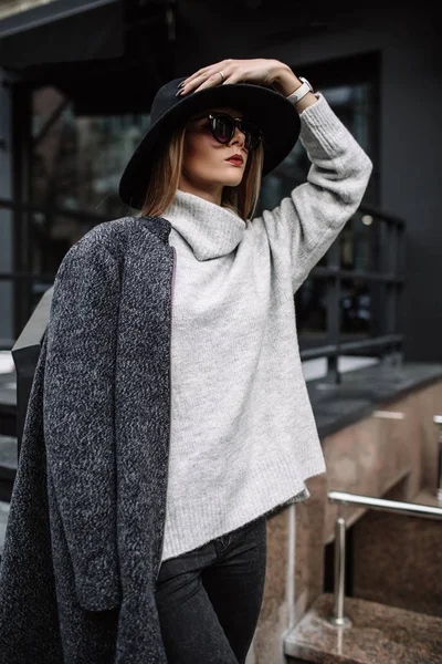 Retrato de cerca de una joven hermosa mujer de moda con gafas de sol. Un modelo en un elegante sombrero de ala ancha — Foto de Stock