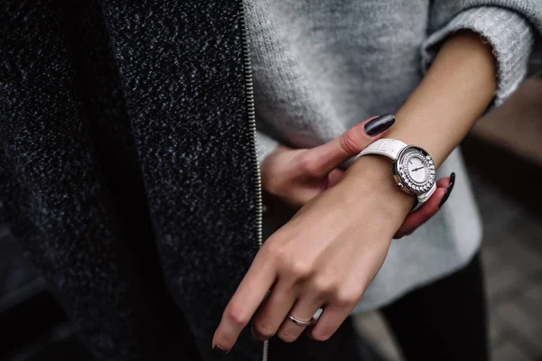 Reloj de pulsera de mujer blanco en la mano de la chica — Foto de Stock