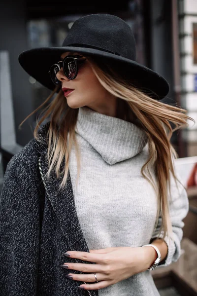 Retrato de cerca de una joven hermosa mujer de moda con gafas de sol. Un modelo en un elegante sombrero de ala ancha — Foto de Stock