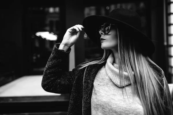 Nahaufnahme Porträt einer jungen schönen modischen Frau mit Sonnenbrille. ein Modell mit stylischem Hut mit breiter Krempe — Stockfoto