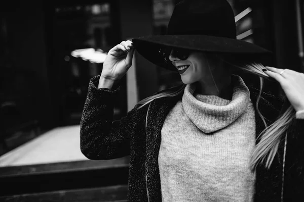 Retrato de cerca de una joven hermosa mujer de moda con gafas de sol. Un modelo en un elegante sombrero de ala ancha — Foto de Stock