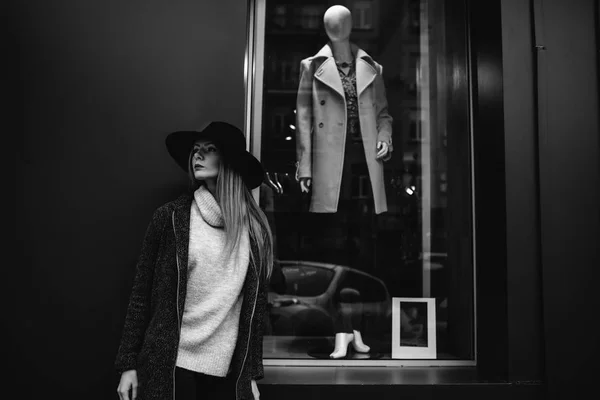 Retrato de cerca de una joven hermosa mujer de moda con gafas de sol. Un modelo en un elegante sombrero de ala ancha sobre un fondo azul. Ropa armoniosamente similar en tonos grises. Estilo de lixiviación de — Foto de Stock