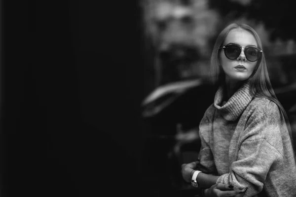 La muchacha a la mesa en la cafetería bebe el café, el té, mira por la ventana, se dispara a través del cristal, la moda —  Fotos de Stock